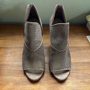 Vince Camuto high heels. Light purple color. Size 8.5. Gently used.
